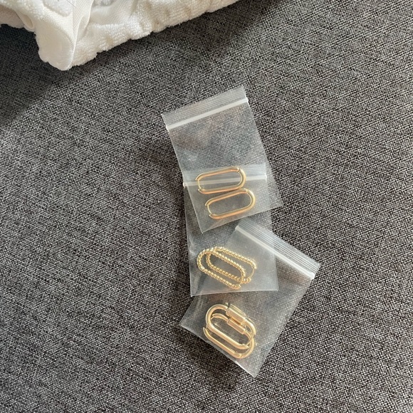 Paper clip shaped hoop earrings - Picture 2 of 2